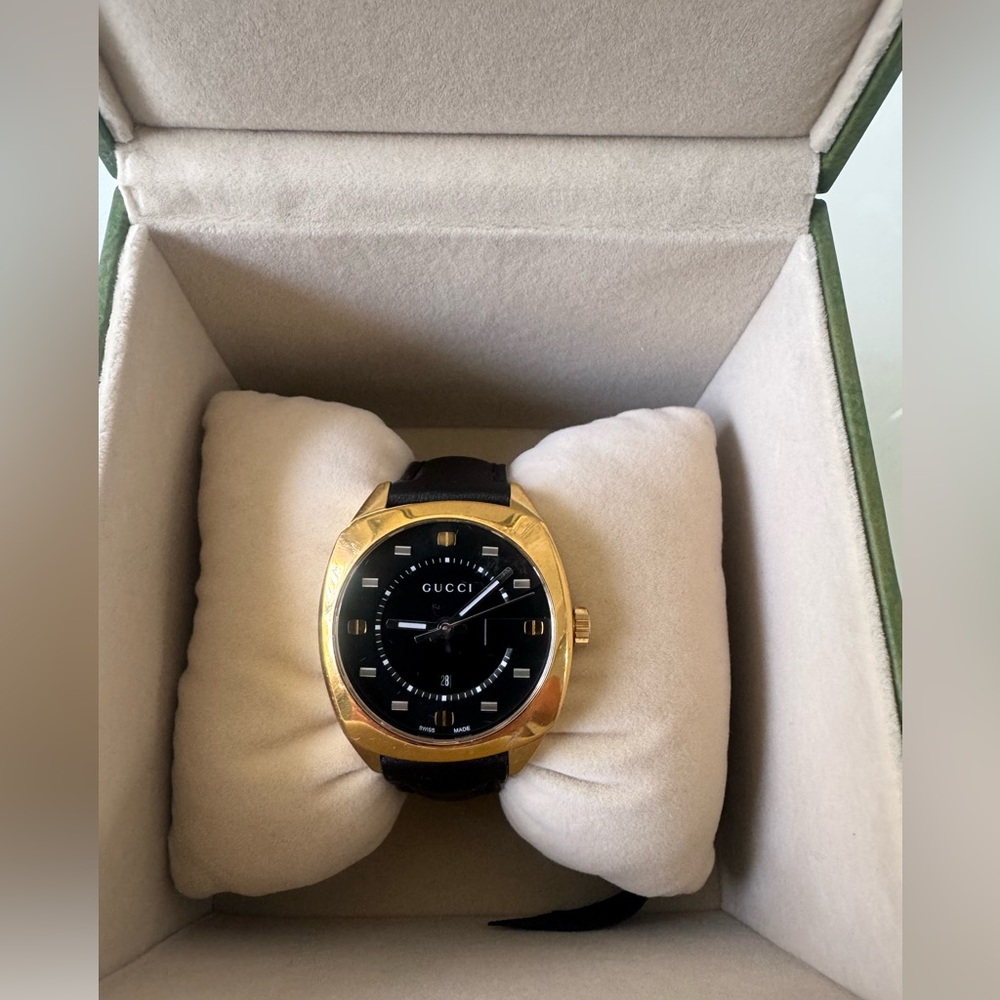 Gucci unisex Watch in Gold and Black